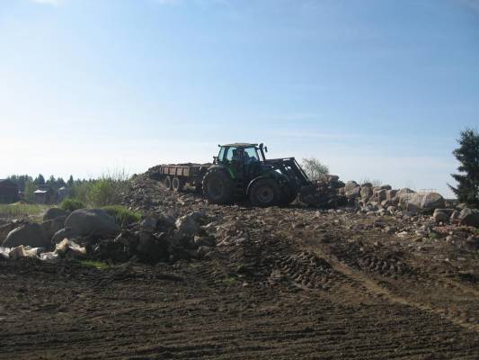 kiviläjällä.onhan nuita kiviä kertyny
deutz fahr 120.
Avainsanat: deutz fahr