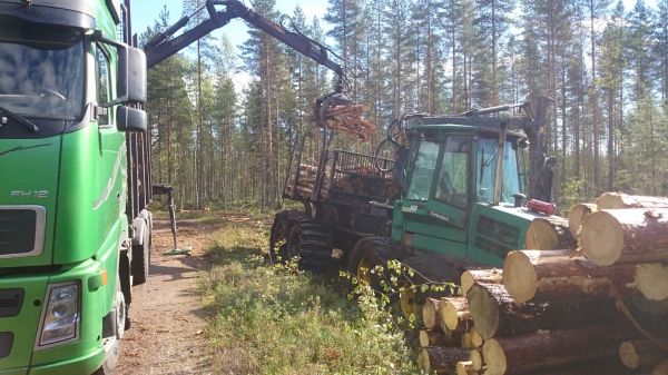 Volvo ja Timberjack 1410
On ne reiluja nuo automiehet, kun ei tarvi ees ite purkaa kuormaa..
Avainsanat: volvo 1410