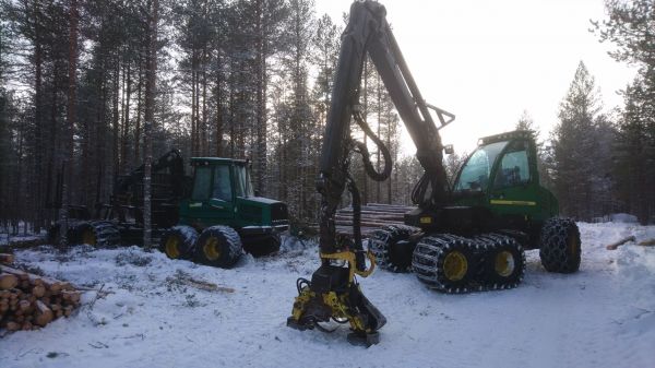 Harvennusta
Timberjack 1410B ja John Deere 1070D
Avainsanat: timberjack 1410 john deere 1070