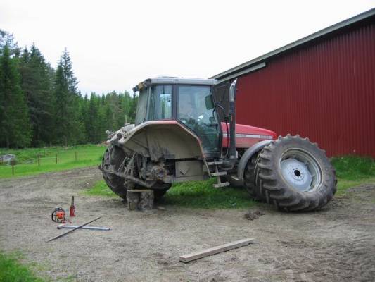 Rengasrikko
Katkesi venttiilintappi takarenkaasta kun irroitin paripyörää.  Välivanne iski sen poikki.
