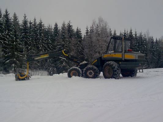 Ponsse Ergo
Naapurin mettiä olivat tuossa harventelemassa ponssella.
Avainsanat: ponsse ergo