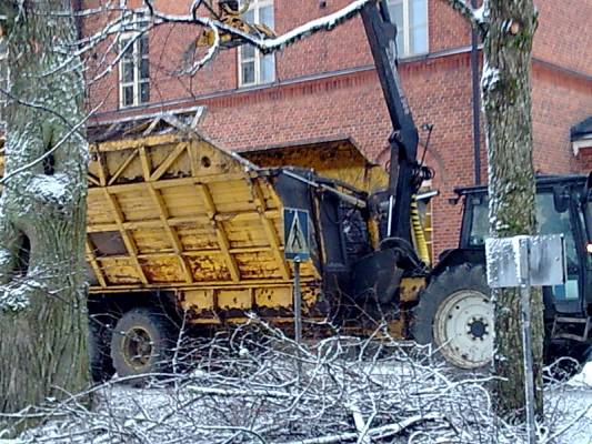 Risukärry teille
Jonkun Forssan seudulla ajelevan risuajokärry.
Sivulaidat puristuu hydraulisti kiinni.
Akseli näkyi kärryyn menevän, vetorulla oli telin välissä.
Avainsanat: risukärry