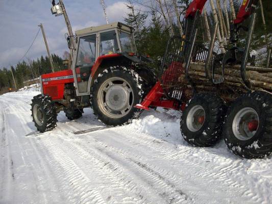 Metsäyhdistelmä ojassa
Se kuuluisa ahneus, koura lähellä mutta liian kaukana.
 Siirretään kärryä ojaa kohti, pöllistä saa kiinni; lyhentää puomia, koska ei kärry heiluu muutenkin toise puolen varassa ja puu ottaa kiinni kantoon, jolloin nosturi vetää kärryn ojaan.

Voisi ne ketjut olla aina välillä hyvä laittaa hallin lattialta pyöriin.
Avainsanat: Ojassa