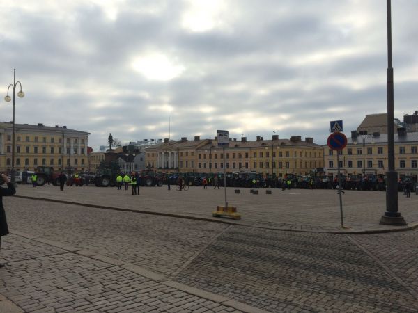 Maanviljelijöiden mielenilmaus Senaatintorilla
Avainsanat: Mielenosoitus traktori senaatintori