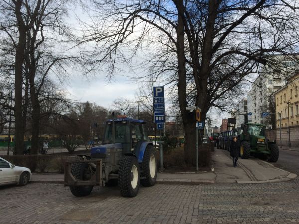 Helsingissä liikutaan ratikalla & traktorilla
Avainsanat: Katu raitiovaunu traktori
