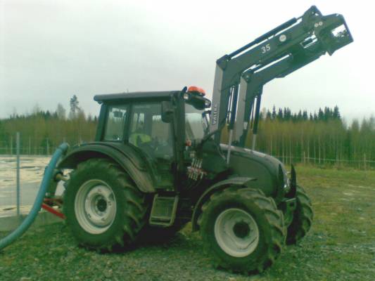 Valtra N92 ja Delaval TR250 lietepumppu
Lietealtaan sekoitusta
