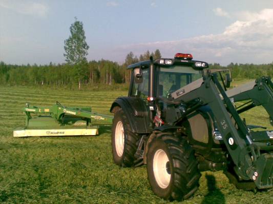 Valtra N92 ja Uusi krone easycut 3210 CV
Kesän ensimmäiset niitot tehty, hieman tehovajetta veturissa vaikka hieman piristetty (120 hv)
