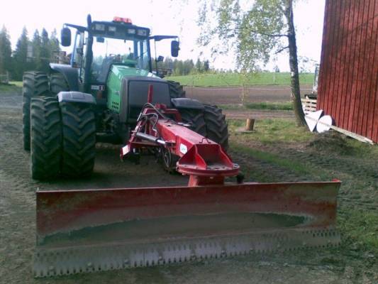 Valtra 8050 IC ja SAMI 300 "etulevy", sekä VM45 äes.
Kevään 2009 pellon tasausyksikkö
