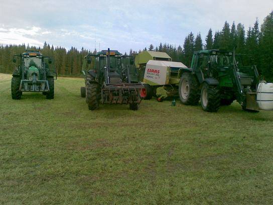 Valtra A95, Valtra A95 + elho 1010 ja Valtra 6650 + Claas 255
Rehut tehty
Avainsanat: Valtra A95, claas, elho