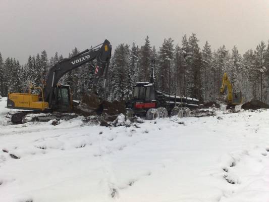 Volvo 160, valmet 828 ja kobelco 130
Ojatyömaalla
Avainsanat: oja