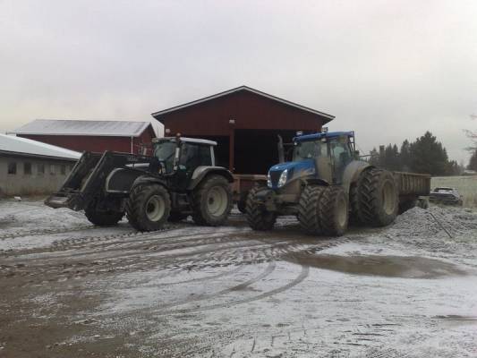 New Holland T7040 ja valtra t190
Hiekan kuskuusta
Avainsanat: hiekka