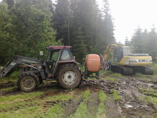 88-94 Fiat ja Kobelco 130 
Salaojien huuhtelua
Avainsanat: huuhtelu