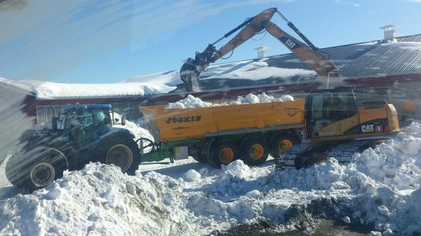 Cat312c ja t7040 nyysky
Pihamailta lumien ajoo pois
Avainsanat: lumi