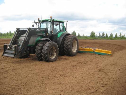 Valtra T 170 ja passiivijyrsin
puukottamassa kesällä
Avainsanat: valtra t170 puukko