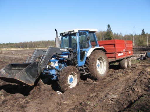 Ford 6810 ja tuhti 
tukittiin pari ojaa.ajelin tällä risuja pois.
Avainsanat: ford 6810 tuhti