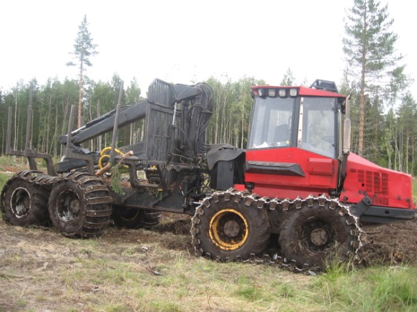 Valmet 840
Kävin pari tuuria ajelemassa tällä.Oli aika pehmosta.Pysy jotenkin pinnalla, mutta vedot meinas loppua.Tunteja tais olla jotain 17000.
Avainsanat: valmet 840