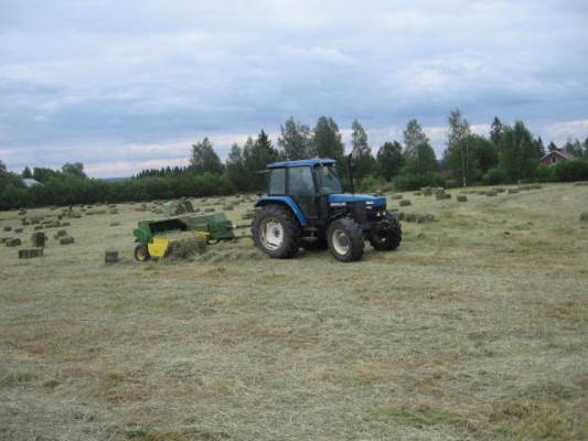 Ford 6640 ja John deere paalain
Viimeinkin tuli sen verran poutaa että sai tehtyä kuivat heinät pois.
Avainsanat: ford 6640 john deere paalain