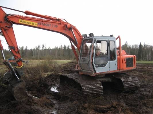 Fiat-Hitachi 130
tukittiin pari sarkaojaa ja aukaistiin kanavia.
Avainsanat: fiat hitachi 130