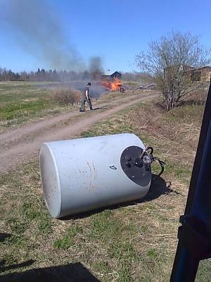 Löpösäiliö meinas lämmetä
Sukulaiset innostu polttamaan roskia. Levisi ensin yhteen lautaröttelöön ja sitten oli jo löpösäiliö vaarassa. Kiireellä kettinki kiinni ja kuormaajalla veks. Kerkesi vähä jo pääty tummua ja usvaa tuli korkin reiästä. Ainetta säiliössä taisi olla alle puolet. Pistin kuvan ehdolle tuohon kisaan, en tiedä täyttääkö vaatimuksia...
Avainsanat: kaato2009