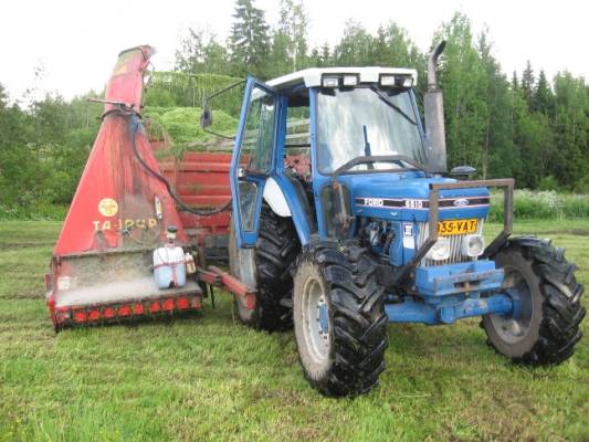 6810 Ford,taaruppi ja tuhti
Sukulaiselle rehua tekemässä.Meinas välillä räpistellä vettä niin meni pari mäkeä liukkaaksi.33 kuormaa tuli.
Avainsanat: ford 6810 tuhti taarup