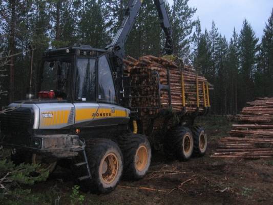 Ponsse Wisent
Wisentti kuitukuorma päällä laanissa.Tunteja noin 12000.840 vaihtu tähän.
Avainsanat: ponsse wisent