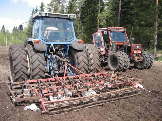 6810 Ford ja 80-90 Fiat peltohommissa.
Foortilla muokattiin ja Fiudella kylvettiin. Foortin perässä sampo 270 jota ite vähän leventelin. Pikkusen vielä jäi keskeneräiseksi. Fiiatissa joku 2 metrin kylvökone.
Avainsanat: 6810 ford 80 90 fiat sampo 270