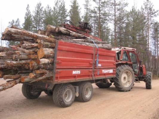 80-90 Fiiatti ja rankakuorma. Kärri on tuhti ja kuormaaja Patu.
Pitää välillä harrastella ku ei ole "oikeita" töitä. Harmittaa ku ei ollut kamera mukana edellisillä kuormilla. Oli muutama sylintäyteinen haapapölkky, vielä kun olisi omia puita...
Avainsanat: 80-90 fiat tuhti patu