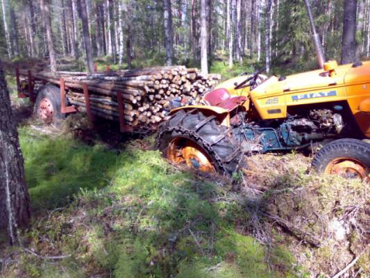 viiatti uppos
ei sitte maltettu laittaa tarpeeks latvoja raiteisiin....
Avainsanat: fiat uppos