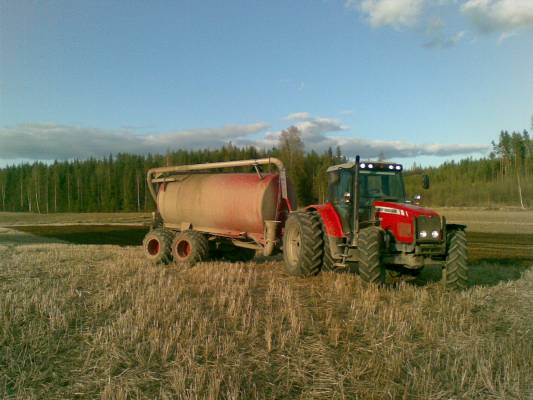 MF 5465 ja "Tarja"
Tarjassa tyhjennys ylhäältä, alhaalta ja perästä, täyttö ylhäältä tai alhaalta, levitys hydraulisesti suljettava ja avattava, jarrut, aisajousitus yms.
Avainsanat: MF Tarja