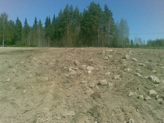 Pellonkulmia oikomassa
Metsäsaarekkeen alta löytyi muutama kivi. Kuvan vasemmassa reunassa on kertaalleen ajettu Kivi-Pekalla, hyvin nieli. Ennen tätä on kaivurilla on kannettu isompia kiviä pois jo "riittävästi". 
Saa tulla käsin viskelemään, ei ne lopu :)
Avainsanat: kivi