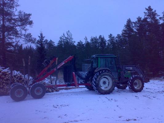 Polttopuita ajelemassa.
Valtravalmet 800+vreten F14 ja Patu80+ Patu 545. Pari sataa kuutiota ajettuna, nii vois kohta riittää taas ensi vuodeksi.
Avainsanat: valtravalmet 800 vreten F14