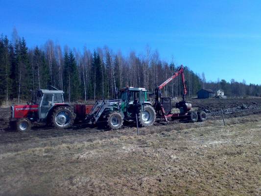 Ojaa tonkimassa
Valtra 800 ja Patu ojaa tonkimassa. 
Avainsanat: valtravalmet 800 patu yhdistelmä