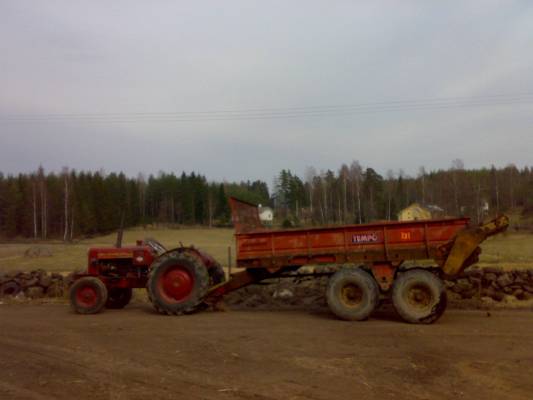 Suomalaista ja ryssäläistä laatua
Valmet 361 ja tempo ptu7 keväällä odottelemassa pellolle pääsyä
Avainsanat: valmet361 tempo ptu7