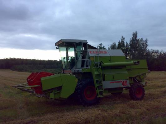 Claas 48s
ohraa puimassa
Avainsanat: claas 48s