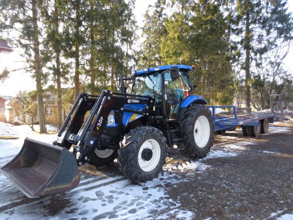 New Holland T6040 ja lavetti
Avainsanat: NewHolland lavetti trima