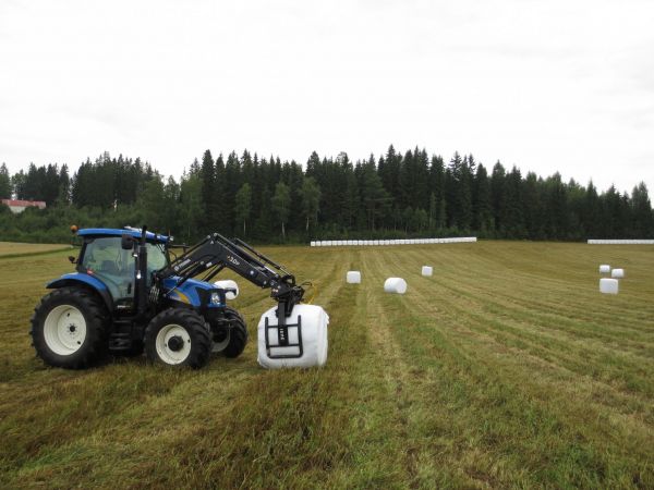 New Holland T6040
Urakoitsijan tekemien paalien keräilyä
Avainsanat: NewHolland T6040 trima isme paali elite