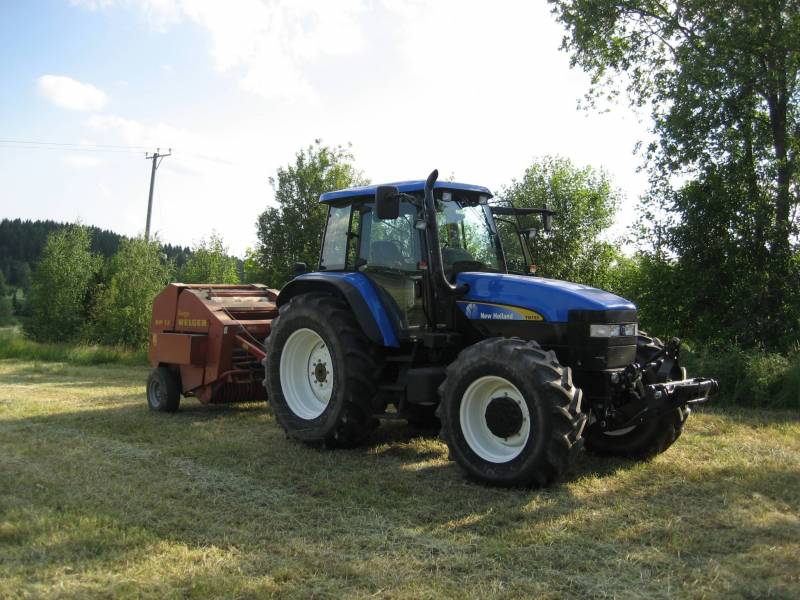 New Holland Ja Welger
Heinien paalausta
