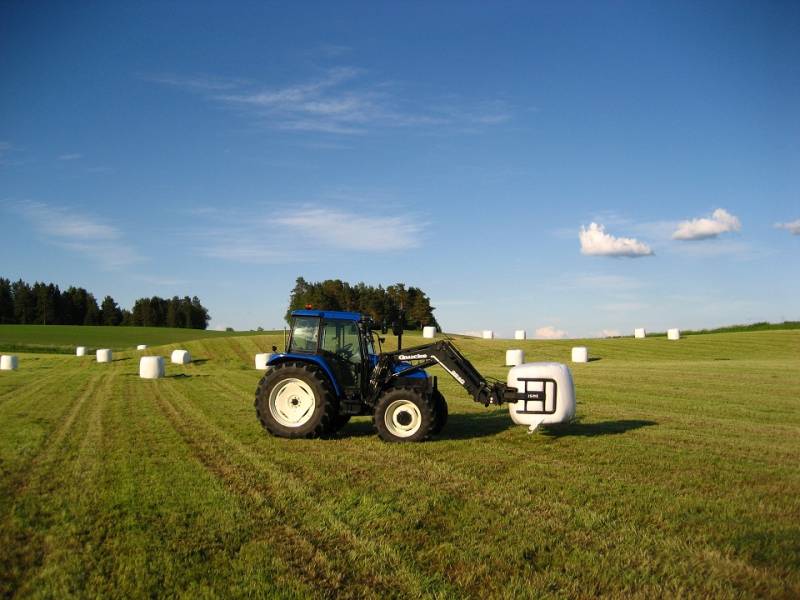 New Holland Ts100
Urakoitsija pyöräytti paalit
Avainsanat: New Holland paali rehunteko