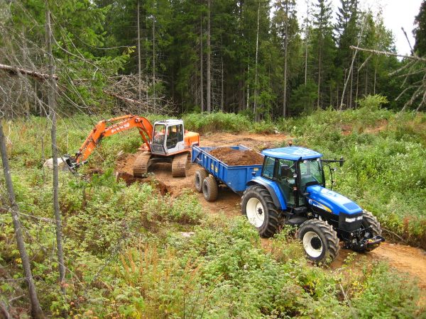 Hitachi, Tm155 ja Pekka
Metsäautotien tekoa
Avainsanat: nh hitachi