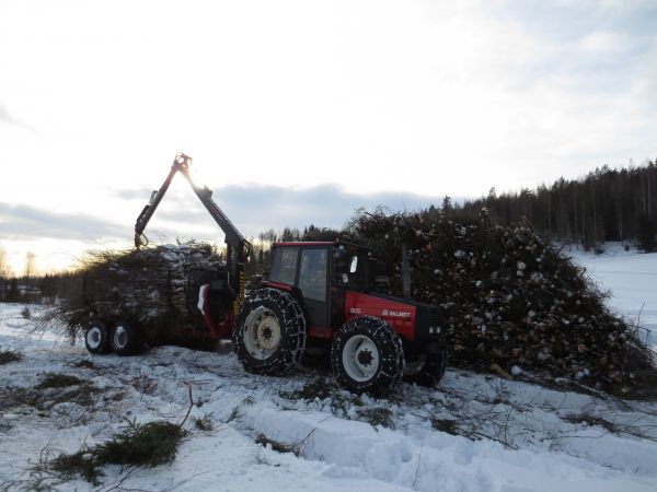 Valmet 805 ja Farmiforest
Energiapuiden ajoa
Avainsanat: valmet farmiforest energiapuu 805