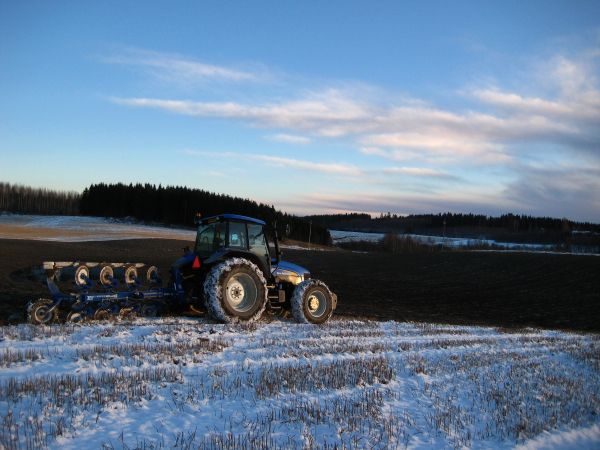 New Holland Tm155 ja Överum cx
Kyntöä 2012
Avainsanat: nh kyntö överum