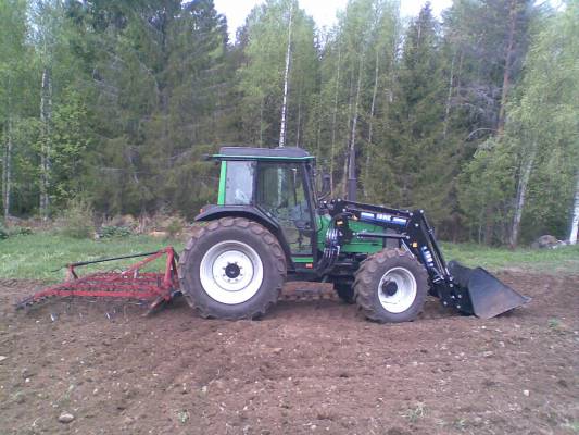 Valtra 700 ja kongskilde
Keväistä pottupellon muokkausta.
Avainsanat: valtra 700 kongskilde