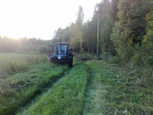 Valtra 700 ja Pomo
Niittelyä valtralla ja pomolla.
Avainsanat: valtra 700 pomo