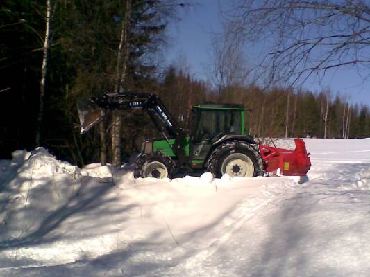 Valtra 700 ja Esko 225
Lumitöitä valtralla.
Avainsanat: valtra 700 esko 225