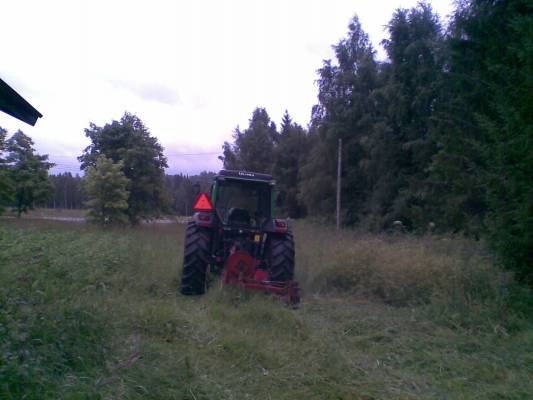 Valtra 700 ja pomo
Niittoa.
Avainsanat: valtra 700 pomo