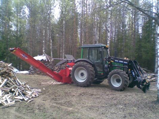 Valtra 700 ja Hakki pilke 1x
Polttopuiden tekoa.
Avainsanat: valtra 700 hakki pilke 1x