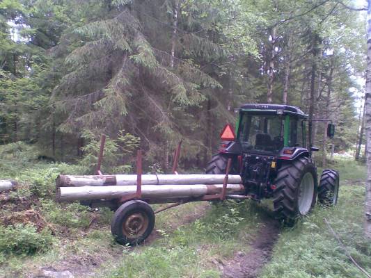 Valtra 700 ja rankakärri
Pylväitten ajua.Kyl oli juilaaminen ku on tottunut kouralla nostelee.
Avainsanat: valtra 700 rankakärri