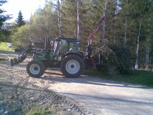 Valtra 700 ja Patu 505 + kärri
Risujen ajoa joskus keväällä.
Avainsanat: valtra 700 patu 505 kärri