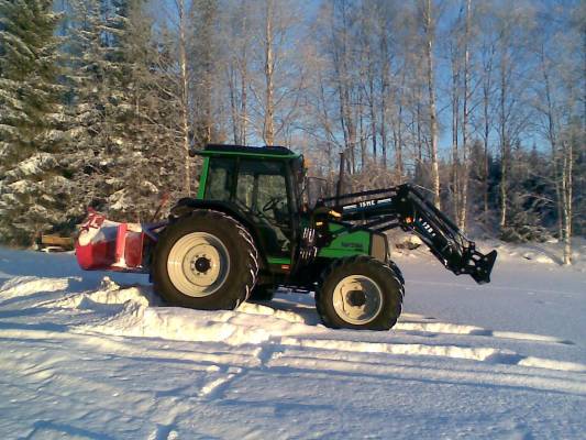 Valtra 700 ja Esko 225
Pitihän se tältäkin talvelta auruskuva laittaa.
Avainsanat: valtra 700 esko 225