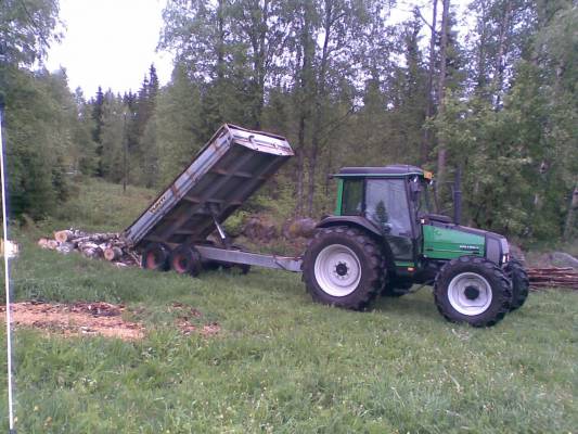 Valtra 700 ja tuhti
Puitten kippausta tuhtilla.
Avainsanat: valtra 700 tuhti